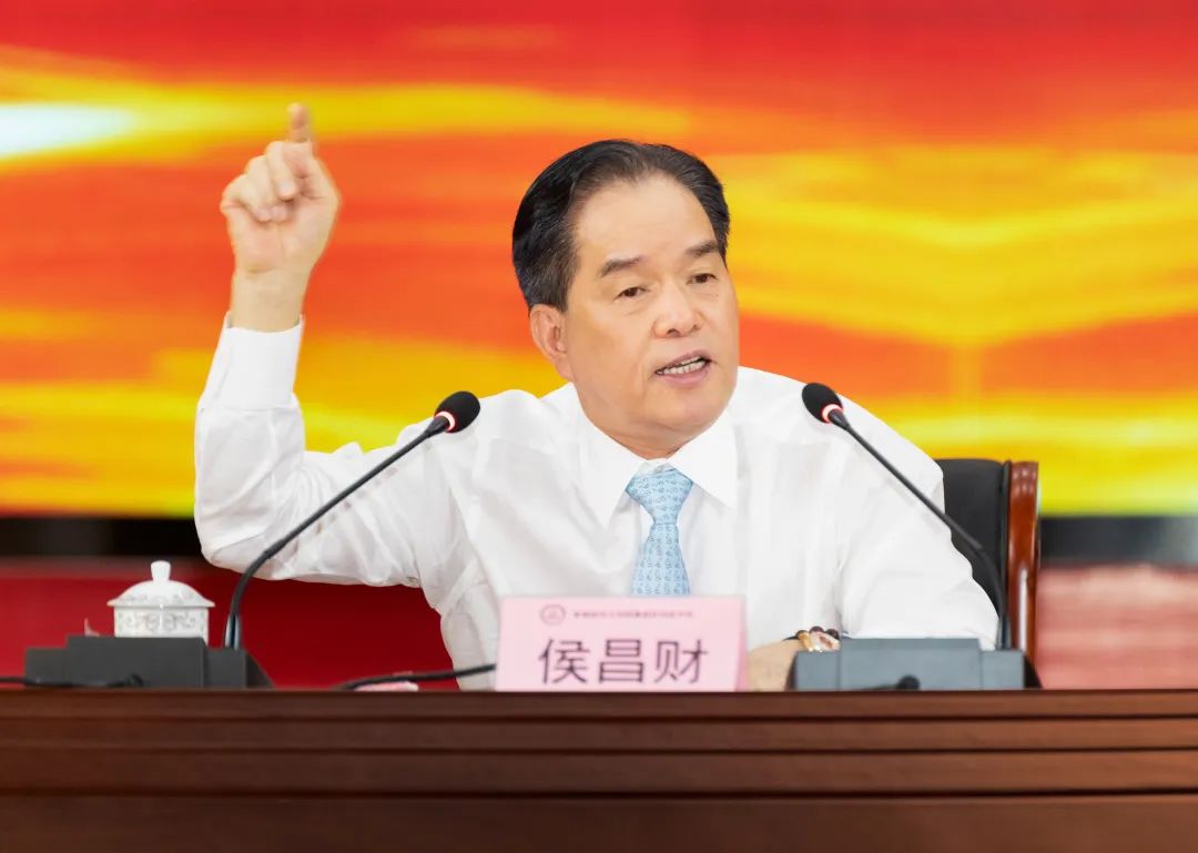 侯昌财在会议上发言